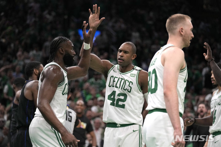 [보스턴=AP/뉴시스] 미국프로농구(NBA) 보스턴 셀틱스의 제일런 브라운과 알 호포드. 2024.06.06.