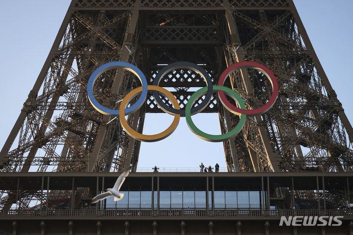 [파리=AP/뉴시스] 2024파리올림픽을 50일 앞둔 7일(현지시각) 프랑스 파리 에펠탑에 올림픽 오륜기 조형물이 설치되고 있다. 2024.06.07.