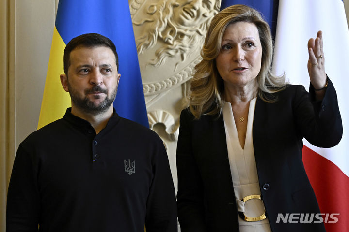 [파리=AP/뉴시스] 볼로디미르 젤렌스키(왼쪽) 우크라이나 대통령이 6월7일 프랑스 의회 연설을 위해 파리에 있는 국회에 도착했을 때 그를 영접하는 야엘 브론 피베 하원의장. 그는 7월18일 3차 투표까지 격전을 치른 뒤 여성최초의 하원의장으로 재선에도 성공했다. 2024.07.19.