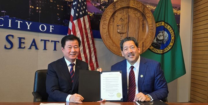 [서울=뉴시스] 강석진 중소벤처기업진흥공단 이사장(왼쪽)이 4일(현지 시각) 미 시애틀에서 열린 업무협약식에서 기념촬영을 하고 있다. (사진=중진공 제공) 2024.06.07. photo@newsiscom *재판매 및 DB 금지