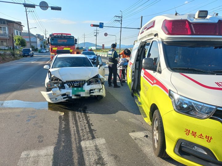 [구미=뉴시스] 6일 오후 5시39분께 경북 구미시 고아읍 항곡리의 한 도로에서 아반떼 차량이 신호대기 중인 카니발 차량의 후미를 들이받았다. (사진=경북소방본부 제공) 2024.06.07. photo@newsis.com   *재판매 및 DB 금지