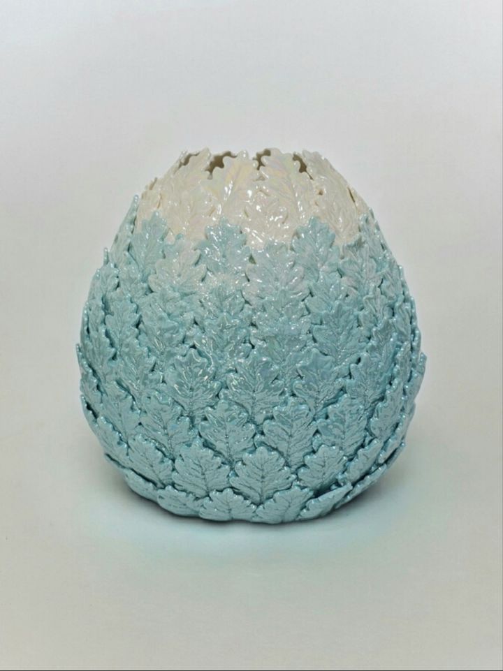 [대전=뉴시스] 국립세종수목원서 열리는 '도자(陶瓷), 수목원을 담다' 전시회에 선보일 도예가 김사랑 작가의 작품 '백묘'.(사진=한국수목원정원관리원 국립세종수목원 제공) *재판매 및 DB 금지