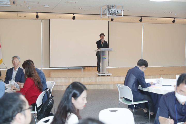 [울산=뉴시스] 울산시교육청은 공정하고 합리적인 인사제도를 마련하고자 중등학교 교원과 소통에 나섰다. 천창수 교육감이 발언을 하고 있다. (울산시교육청 제공) *재판매 및 DB 금지