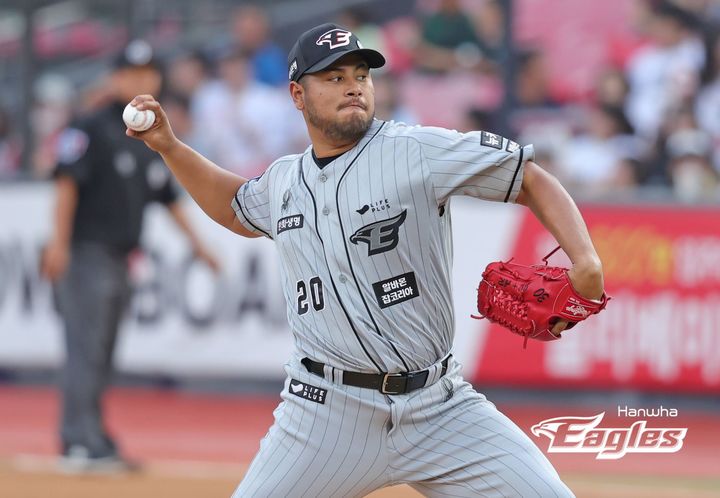 [서울=뉴시스] 프로야구 한화 이글스의 새 외국인 투수 하이메 바리아가 지난 5일 수원 KT위즈파크에서 열린 KBO리그 데뷔전인 KT 위즈전에서 공을 던지고 있다. 2024.06.07. (사진=KT 제공) *재판매 및 DB 금지