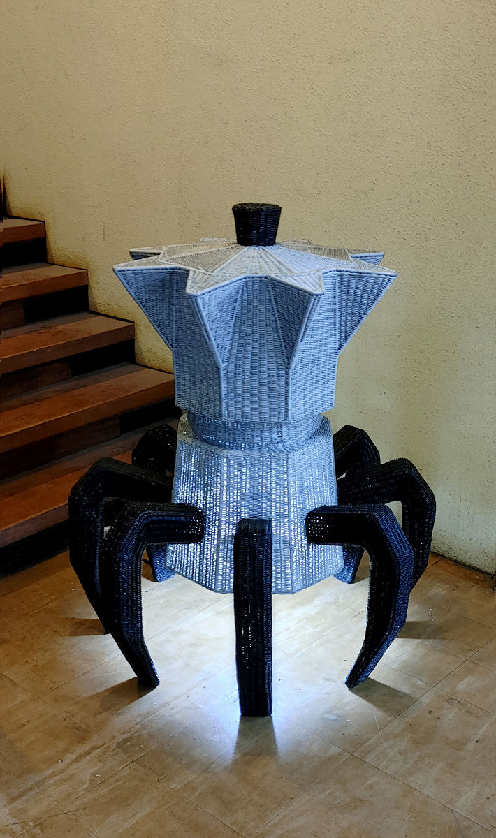 양혜규 〈엮는 중간 유형 – 모카 거미〉 2024 Rattan, stainless steel frame, LED bulb, cable 100 x 80 x 80 cm Courtesy of the artist and Kukje Gallery 사진: 양혜규 스튜디오 이미지 제공: 국제갤러리 *재판매 및 DB 금지