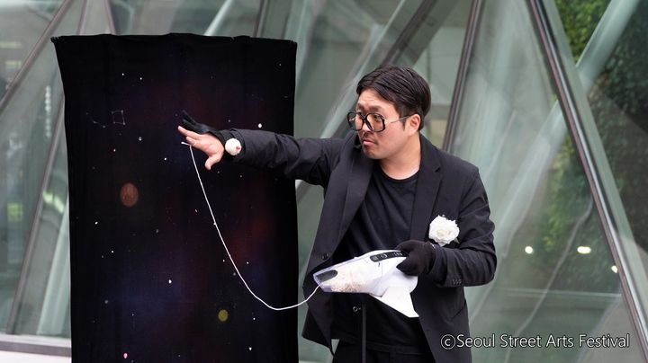 [서울=뉴시스] 일장일딴컴퍼니의 관객참여형 일인극 '점'. (사진=주벨기에 한국문화원 제공) 2024.06.07 photo@newsis.com&nbsp; *재판매 및 DB 금지