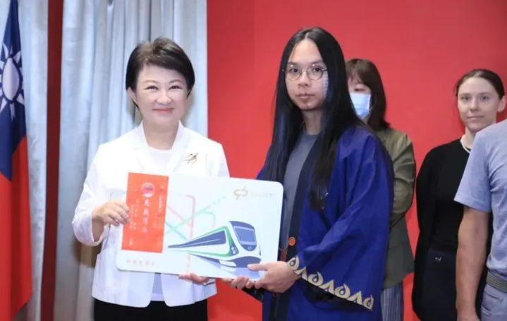 [서울=뉴시스] 대만 지하철에서 흉기 난동을 벌인 범인과 맞서 싸운 남성이 인터뷰에서 일본의 유명 만화 속 대사를 읊어 화제다. (사진=타이중시 정부 제공) *재판매 및 DB 금지