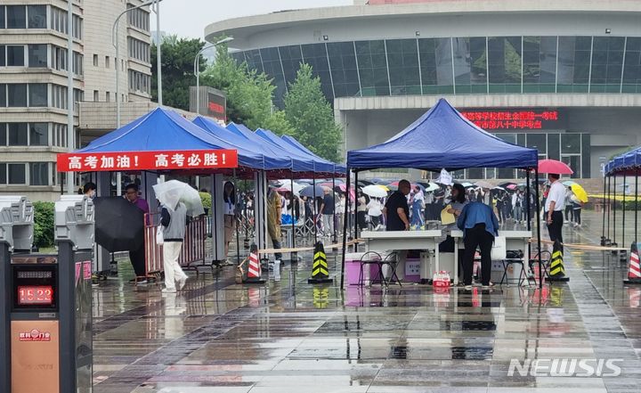 [베이징=뉴시스] 박정규 특파원 = 중국의 대학 입학시험인 '가오카오(高考)'가 7일 시작됐다. 이날 시험이 치러지는 베이징 차오양구 제80중학교에서 고사장 안으로 들어가는 수험생들. 2024.6.7 pjk76@newsis.com