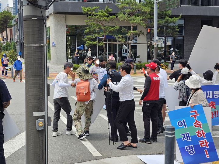 [수원=뉴시스] 양효원 기자= 7일 쌍방울 대북송금 의혹 등을 받는 이화영 전 경기도 평화부지사 선고 공판을 앞두고 수원지법 앞에서 지지단체와 반대단체가 마찰을 빚고 있다. 2024.06.07. hyo@newsis.com *재판매 및 DB 금지