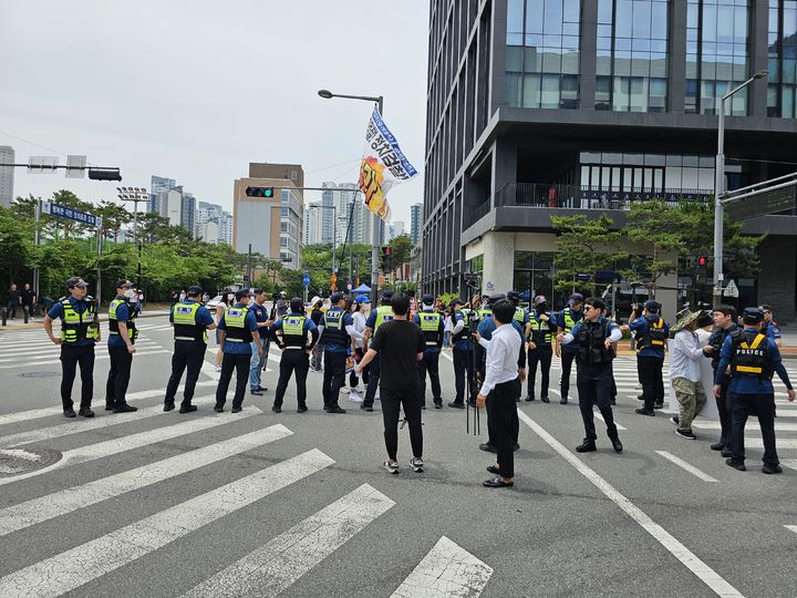 [수원=뉴시스] 양효원 기자= 7일 이화영 전 경기도 평화부지사 선고 공판을 앞두고 수원지법 앞에서 지지단체와 반대단체가 마찰을 빚고 있다. 2024.06.07. hyo@newsis.com *재판매 및 DB 금지