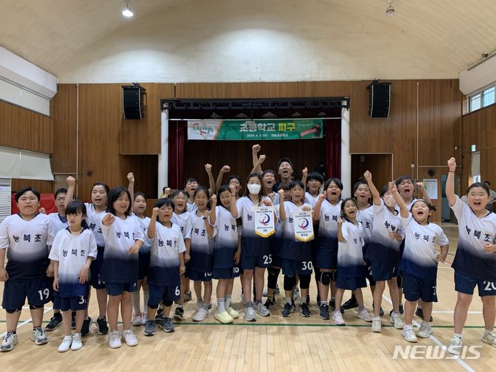 [여주=뉴시스] 전교생으로 이뤄진 여주 능북초등학교 피구팀(능북초 제공)