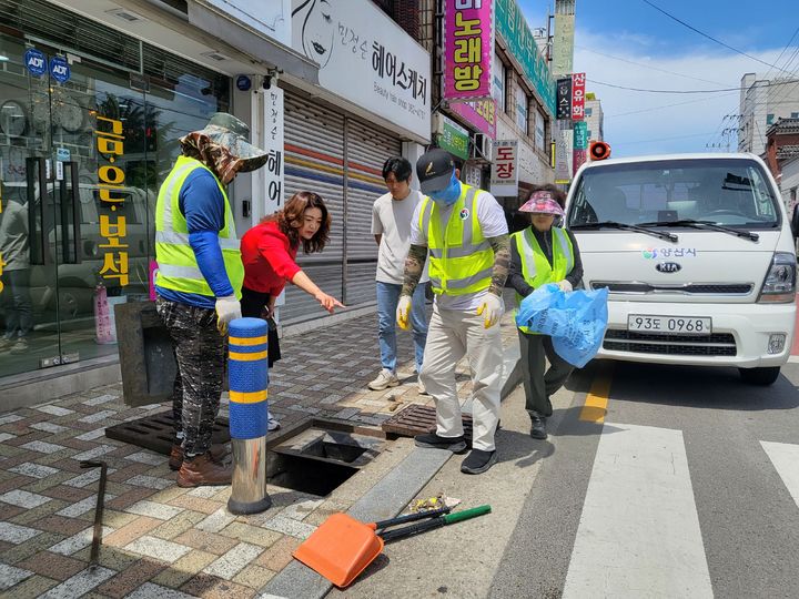 [양산=뉴시스] 양산시 서창동이 여름철 풍수해대비를 수립하고 본격적인 재난 대비체제에 돌입했다. (사진=양산시 제공) 2024.06.09. photo@newsis.com *재판매 및 DB 금지