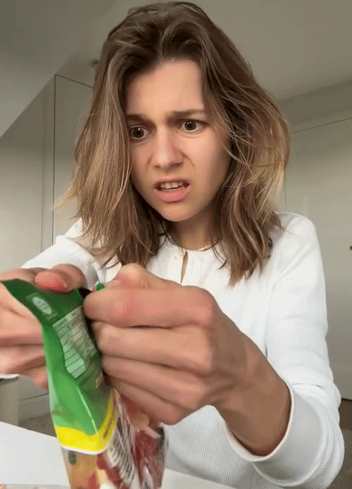 [서울=뉴시스] 최근 소셜미디어에 독일 젤리 브랜드 ‘하리보’를 제대로 개봉하는 방법이 공개돼 화제가 됐다(사진= annaantonje 틱톡 갈무리) *재판매 및 DB 금지