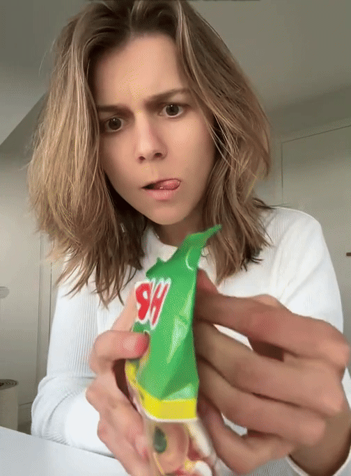 [서울=뉴시스] 하리보를 먹다가 남았을 때 이 끈으로 봉지를 돌돌 말아 밀봉도 할 수 있다(사진= annaantonje 틱톡 갈무리) *재판매 및 DB 금지