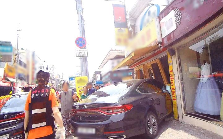 [청주=뉴시스] 서주영 기자 = 7일 낮 충북 청주시 흥덕구 복대동 한 도로에서 승용차 1대가 근처 상가로 돌진하는 사고가 났다. (사진= 청주서부소방서 제공) 2024.06.07. photo@newsis.com *재판매 및 DB 금지