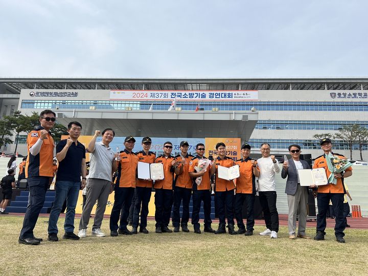 [대전=뉴시스]대전소방본부는 충남 공주 중앙소방학교에서 열린 제37회 전국소방기술 경연대회에서 종합 3위를 달성했다. 수상자들이 기념사진을 찍고 있다. 2024. 06. 07&nbsp; *재판매 및 DB 금지