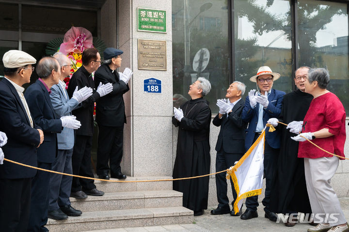 [의왕=뉴시스] 제막식 현장. (사진=민주화운동 기념사업회 제공).