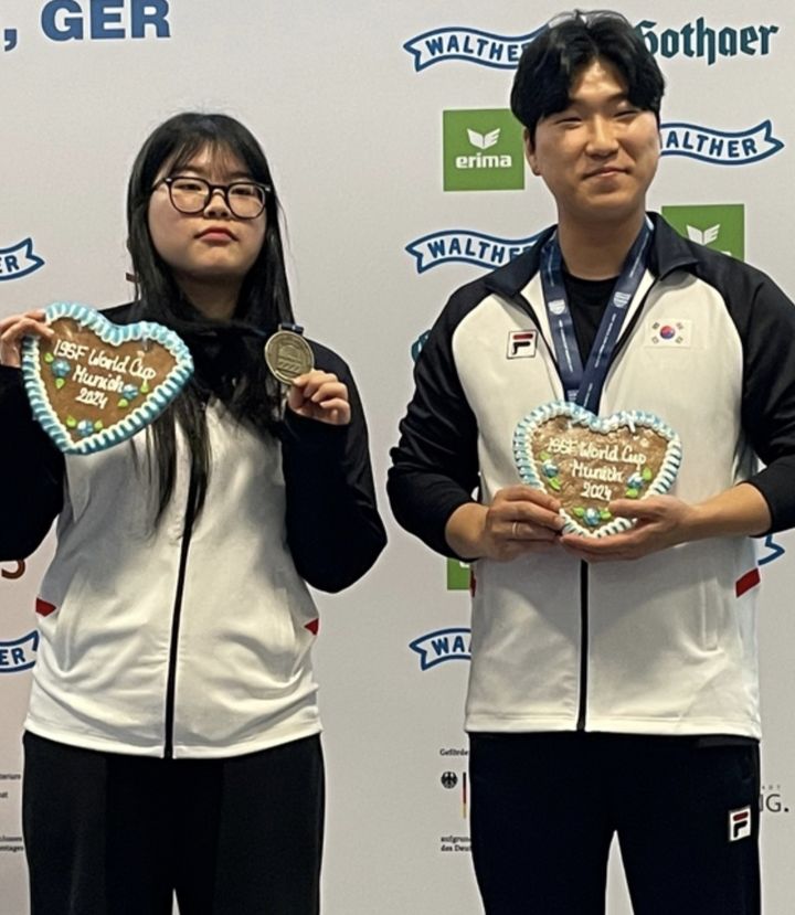 한국 이원호(KB국민은행)-오예진(IBK기업은행)조가 7일(현지시각) 독일 뮌헨에서 열린 국제사격연맹(ISSF) 뮌헨 월드컵 10m 공기권총 혼성 단체전에서 동메달을 수확했다. (사진=대한사격연맹 제공) *재판매 및 DB 금지