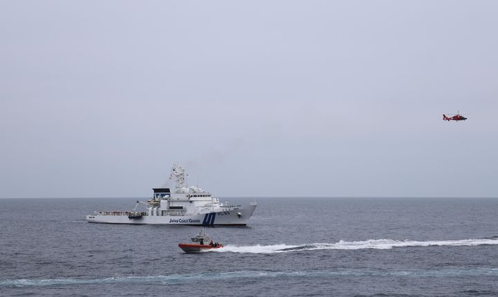 [서울=뉴시스] 대만과 일본의 해상보안기관이 연합훈련을 했다고 요미우리신문이 19일 보도했다. 단교 후 첫 훈련으로 중국 견제를 위한 협력을 강화하는 것을 보인다. 사진은 한·미·일 해양경찰청이 지난 3일부터 6일까지 일본 마이즈루항 인근 해상에서 연합훈련을 실시한 모습. 미국 소형단정(가운데), 일본 해상보안청 PL93(왼쪽), 미 회전익 항공기가 수색구조 훈련을 하고 있다. (사진=해양경찰청 제공) 2024.07.19. photo@newsis.com *재판매 및 DB 금지