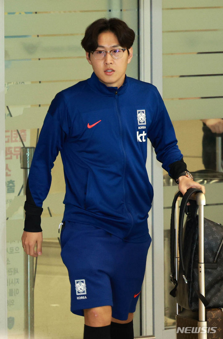 [인천공항=뉴시스] 고범준 기자 = 축구 국가대표팀 이강인이 싱가포르와의 '2026 국제축구연맹(FIFA) 북중미 월드컵' 아시아 지역 2차 예선 경기를 마치고 7일 오전 인천국제공항 제2여객터미널을 통해 귀국하고 있다. 2024.06.07. bjko@newsis.com