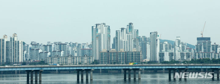 [서울=뉴시스] 고범준 기자 = 2분기 들어 서울 아파트 매매 거래량 7천450건 중 9억 원 초과 거래는 약 52%를 차지했다. 사진은 7일 서울의 아파트 단지 모습. 2024.06.07. bjko@newsis.com