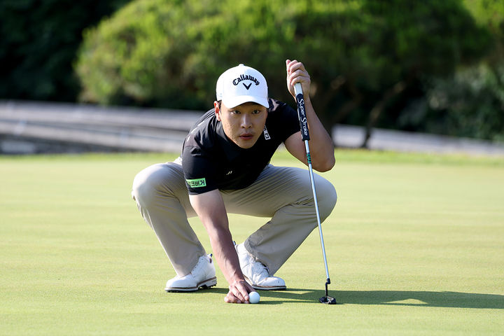 [서울=뉴시스] 7일 경남 양산 에이원CC에서 열린 제67회 KPGA 챔피언십 with A-ONE CC 2라운드 13번홀에서 전가람이 퍼팅라인을 보고 있다. (사진=KPGA 제공) 2024.06.07. photo@newsis.com *재판매 및 DB 금지