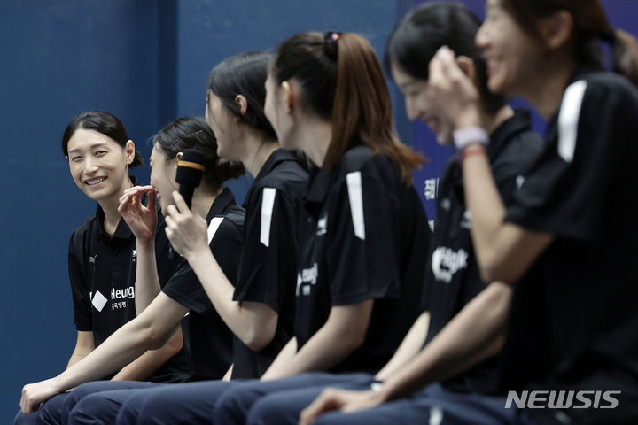 [서울=뉴시스] 최동준 기자 = 김연경이 7일 서울 송파구 잠실학생체육관에서 열린 김연경 국가대표 은퇴경기 미디어데이에서 경기에 출전하는 동료들과 추억 인터뷰를 하고 있다. 2024.06.07. photocdj@newsis.com