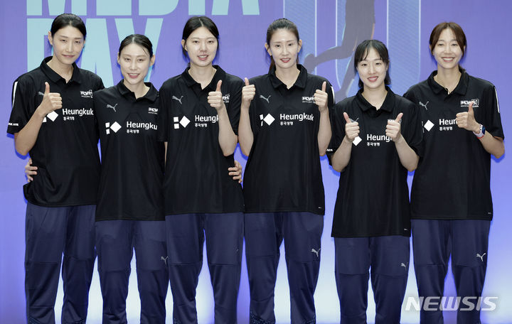 [서울=뉴시스] 최동준 기자 = 김연경(왼쪽부터), 배유나, 양효진, 김수지, 황연주, 한송이가 7일 서울 송파구 잠실학생체육관에서 열린 김연경 국가대표 은퇴경기 미디어데이에서 포즈를 취하고 있다. 2024.06.07. photocdj@newsis.com