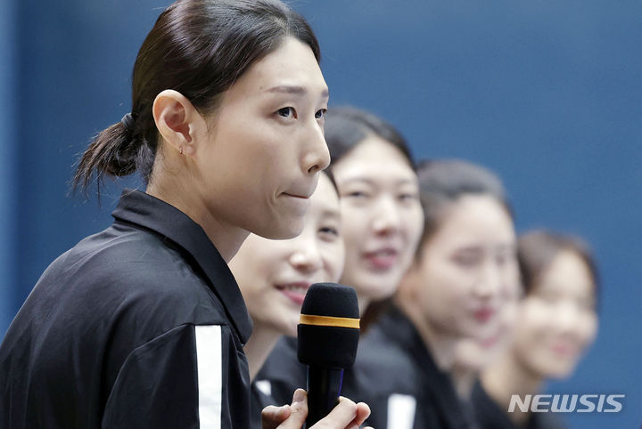 [서울=뉴시스] 최동준 기자 = 김연경이 7일 서울 송파구 잠실학생체육관에서 열린 김연경 국가대표 은퇴경기 미디어데이에서 경기에 출전하는 동료들과 추억 인터뷰를 하고 있다. 2024.06.07. photocdj@newsis.com