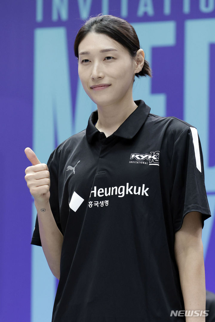 [서울=뉴시스] 최동준 기자 = 김연경이 7일 서울 송파구 잠실학생체육관에서 열린 김연경 국가대표 은퇴경기 미디어데이에서 포즈를 취하고 있다. 2024.06.07. photocdj@newsis.com