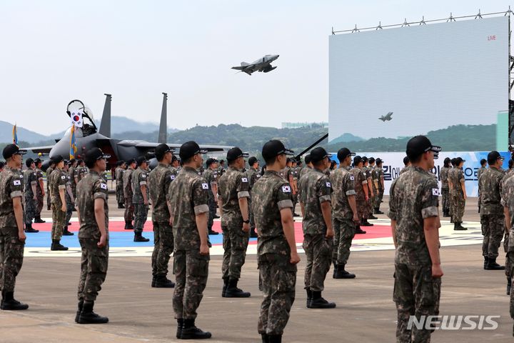 [수원=뉴시스] 사진공동취재단 = 7일 경기도 수원시 공군10전투비행단에서 열린 F-4 팬텀 퇴역식에서 F-4E 전투기들이 마지막 비행 임무를 수행하기 위해 힘차게 이륙을 하고 있다. 2024.06.07. photo@newsis.com