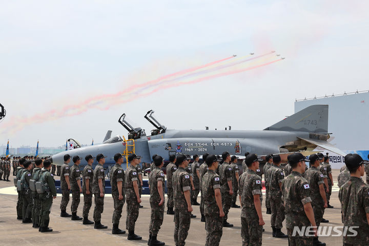 [수원=뉴시스] 사진공동취재단 = 7일 경기도 수원시 공군10전투비행단에서 열린 F-4 팬텀 퇴역식에서 FA-50 전투기들이 축하비행을 펼치고 있다. 2024.06.07. photo@newsis.com