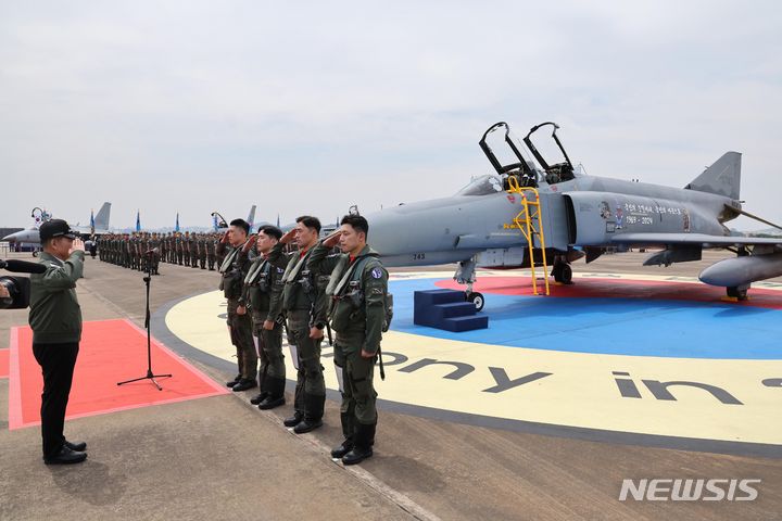 [수원=뉴시스] 사진공동취재단 = 7일 경기도 수원시 공군10전투비행단에서 열린 F-4 팬텀 퇴역식에서 마지막 비행임무를 마친 F-4E 팬텀 전투기 조종사들이 신원식 국방부 장관에게 임무종료보고를 하며 거수경례를 하고 있다. 2024.06.07. photo@newsis.com