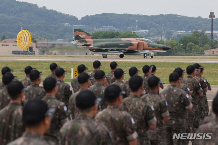 [수원=뉴시스] 사진공동취재단 = 7일 경기도 수원시 공군10전투비행단에서 열린 F-4 팬텀 퇴역식에서 F-4E 전투기들이 마지막 비행 임무를 수행하고 착륙을 하고 있다. 2024.06.07. photo@newsis.com