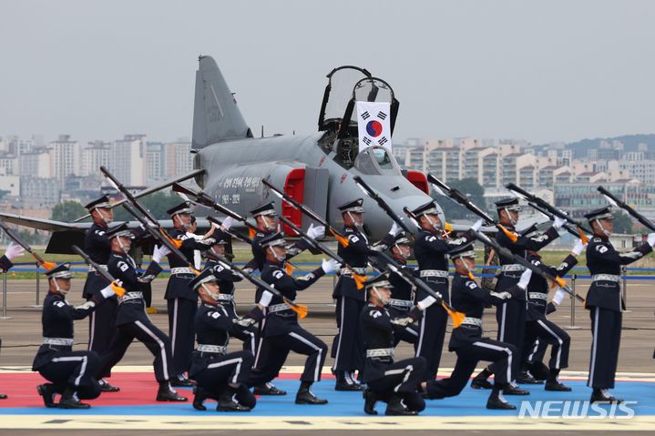 [수원=뉴시스] 사진공동취재단 = 7일 경기도 수원시 공군10전투비행단에서 열린 F-4 팬텀 퇴역식에서 F-4E 진회색 기체가 주기되어 있다. 2024.06.07. photo@newsis.com