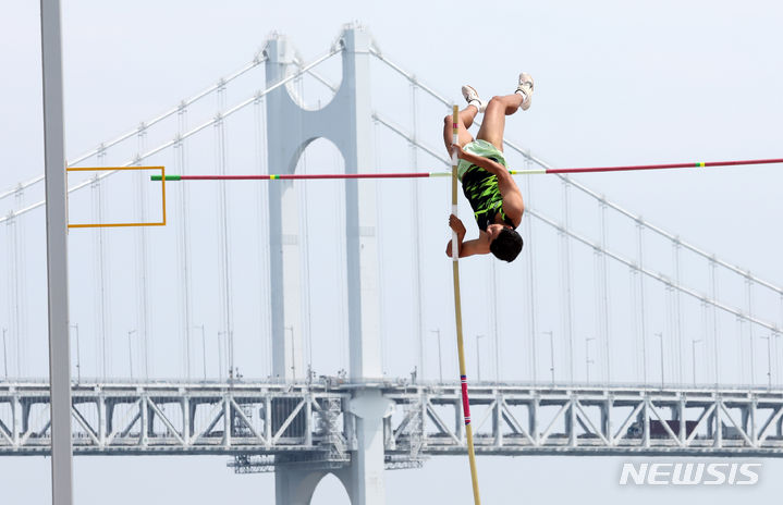 [부산=뉴시스] 하경민 기자 = '2024 부산 국제 장대높이뛰기 경기대회'가 열린 7일 부산 수영구 광안리해수욕장 특설경기장에서 20세 이하 남자부 경기에 출전한 대만 즈치앤 왕 선수가 기량을 뽐내고 있다. 이번 대회에는 13개국 47명의 선수가 참가했다. 2024.06.07. yulnetphoto@newsis.com