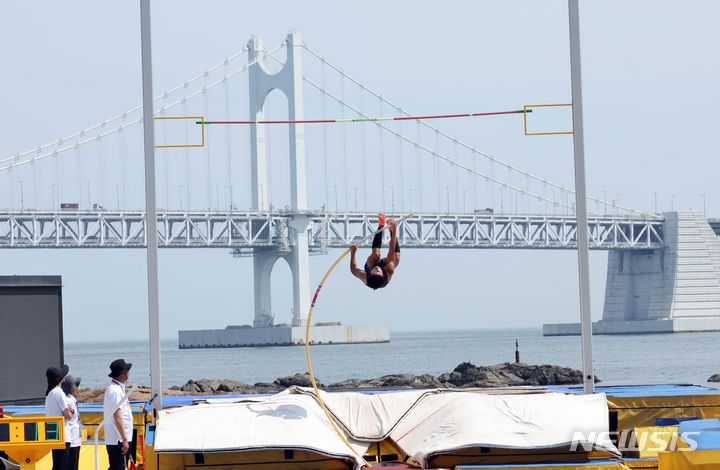 [부산=뉴시스] 하경민 기자 = '2024 부산 국제 장대높이뛰기 경기대회'가 열린 7일 부산 수영구 광안리해수욕장 특설경기장에서 20세 이하 남자부 경기에 출전한 일본 료타 무라코소 선수가 기량을 뽐내고 있다. 이번 대회에는 13개국 47명의 선수가 참가했다. 2024.06.07. yulnetphoto@newsis.com