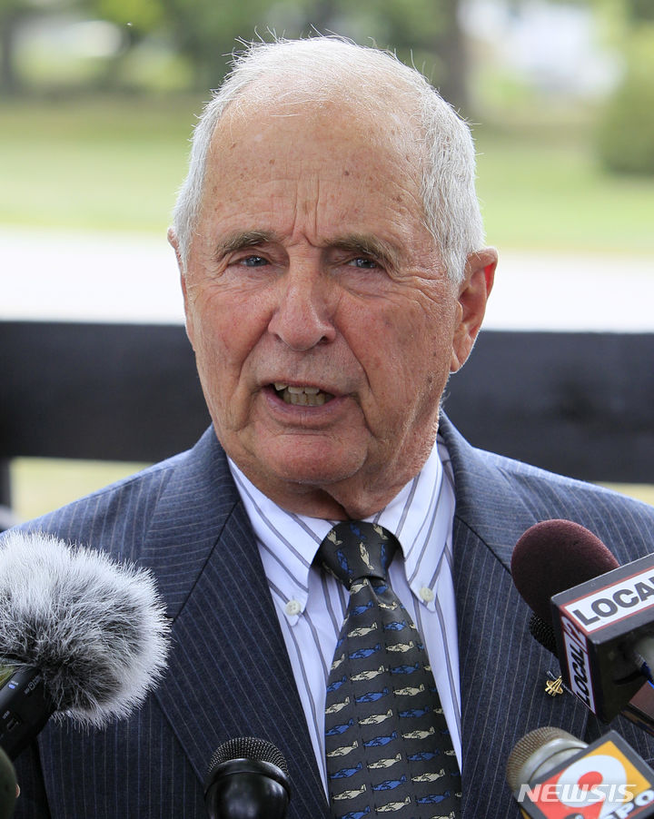 [신시내티=AP/뉴시스] 1968년 미 항공우주국(NASA) 아폴로 8호 임무에 참여한 전 우주비행사 윌리엄 앤더스가 2012년 8월31일 신시내티에서 닐 암스트롱을 위한 예배를 마친 뒤 얘기하는 모습. 2024.06.08.