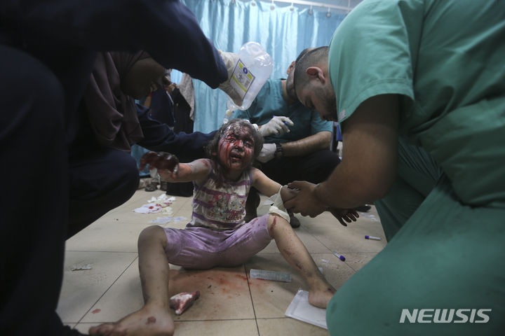 [데이르알발라=AP/뉴시스] 지난 8일(현지시각) 가자지구 중부 데이르알발라 알아크사 병원에서 이스라엘 폭격으로 피투성이가 된 팔레스타인 소녀가 치료받는 모습. 2024.06.12.