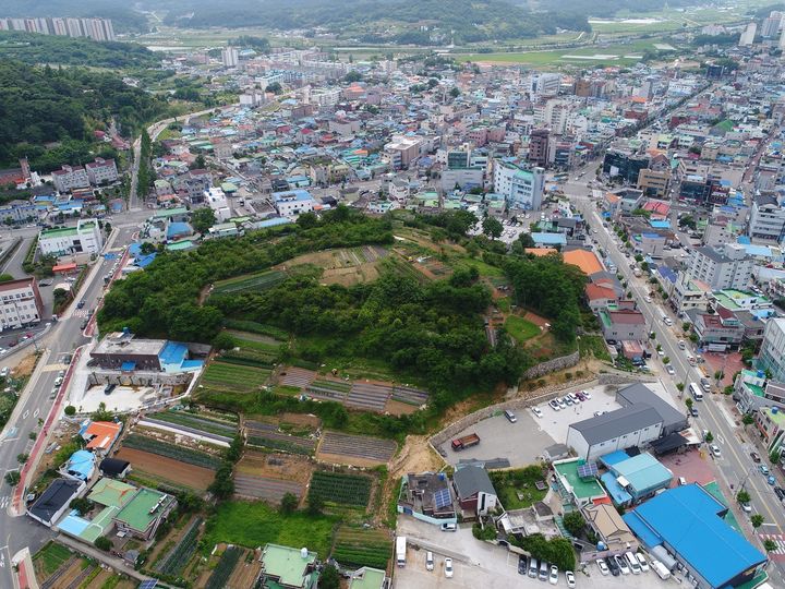 [고성(경남)=뉴시스] 신정철 기자= 경남 고성군 동외동에 소재한 '패총 유적’ 54필지 3만633㎡가 역사적·학술적 가치를 인정받아 지난 7일 국가지정문화유산 사적으로 지정됐다.사진은 '고성 동외동 유적' 전경.(사진=고성군 제공).2024.06.08. photo@newsis.com *재판매 및 DB 금지