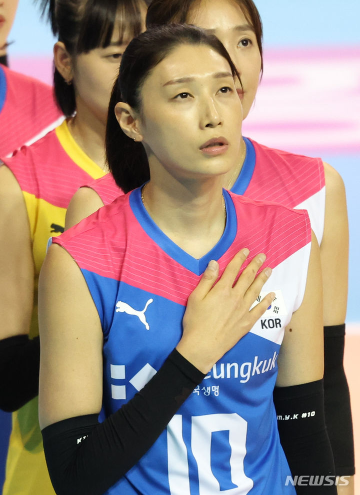 [서울=뉴시스] 황준선 기자 = 8일 오후 서울 송파구 잠실실내경기장에서 열린 김연경 국가대표 은퇴경기 팀 대한민국과 팀 코리아의 경기, 김연경이 경기에 앞서 애국가를 제창하고 있다. 2024.06.08. hwang@newsis.com