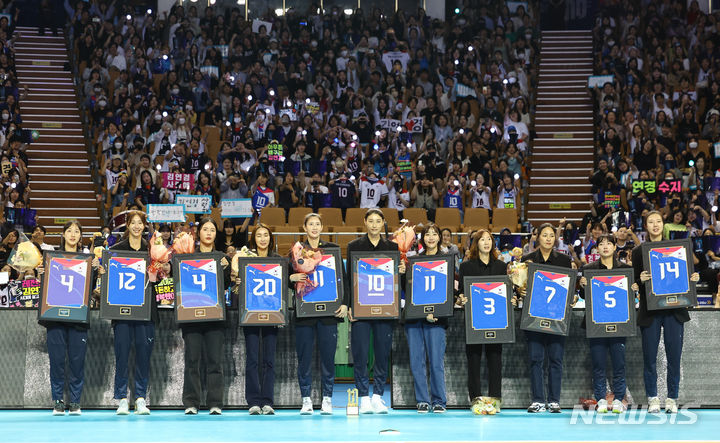 [서울=뉴시스] 황준선 기자 = 김연경을 비롯한 여자 배구 국가대표 선수들이 8일 오후 서울 송파구 잠실실내경기장에서 열린 국가대표 은퇴식에서 관중들과 기념촬영 하고 있다. 2024.06.08. hwang@newsis.com