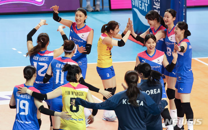 [서울=뉴시스] 황준선 기자 = 8일 오후 서울 송파구 잠실실내경기장에서 열린 김연경 국가대표 은퇴경기 팀 대한민국과 팀 코리아의 경기, 70-60으로 승리를 거둔 팀 대한민국 김연경을 비롯한 선수들이 기쁨을 나누고 있다. 2024.06.08. hwang@newsis.com