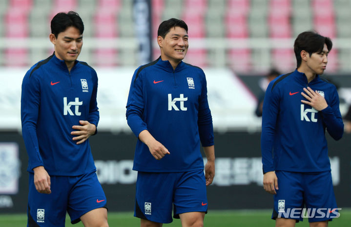 [고양=뉴시스] 고범준 기자 = 2026 국제축구연맹(FIFA) 북중미 월드컵 아시아 지역 2차 예선 조별리그 C조 6차전 중국과의 경기를 앞둔 축구대표팀 주민규(가운데)가 8일 오후 경기 고양시 고양종합운동장에서 동료선수들과 대화를 나누고 있다. 2024.06.08. bjko@newsis.com