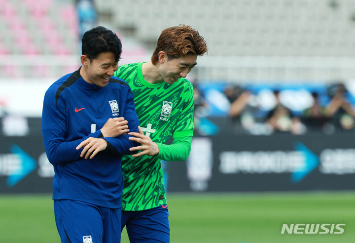 [고양=뉴시스] 고범준 기자 = 2026 국제축구연맹(FIFA) 북중미 월드컵 아시아 지역 2차 예선 조별리그 C조 6차전 중국과의 경기를 앞둔 축구대표팀 손흥민과 조현우가 8일 오후 경기 고양시 고양종합운동장에서 대화를 나누고 있다. 2024.06.08. bjko@newsis.com