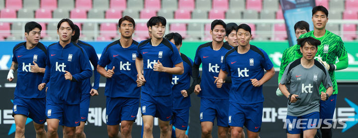 [고양=뉴시스] 고범준 기자 = 2026 국제축구연맹(FIFA) 북중미 월드컵 아시아 지역 2차 예선 조별리그 C조 6차전 중국과의 경기를 앞둔 축구대표팀이 8일 오후 경기 고양시 고양종합운동장에서 런닝을 하며 몸을 풀고 있다. 2024.06.08. bjko@newsis.com