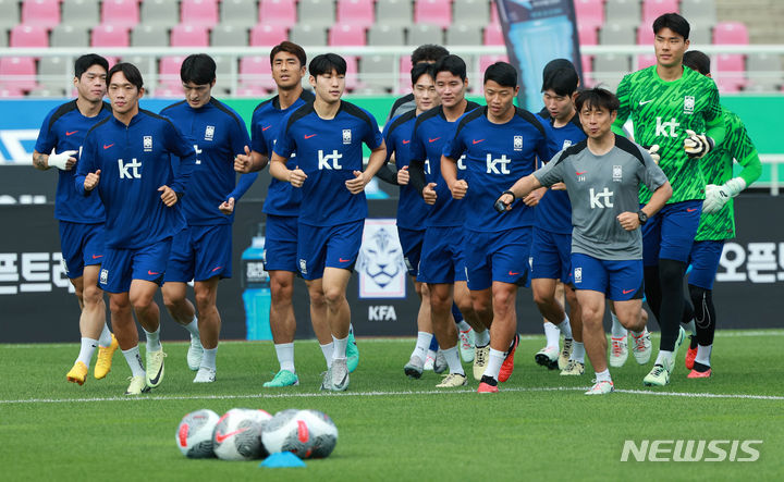 [고양=뉴시스] 고범준 기자 = 2026 국제축구연맹(FIFA) 북중미 월드컵 아시아 지역 2차 예선 조별리그 C조 6차전 중국과의 경기를 앞둔 축구대표팀이 8일 오후 경기 고양시 고양종합운동장에서 런닝을 하며 몸을 풀고 있다. 2024.06.08. bjko@newsis.com