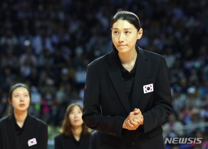 [서울=뉴시스] 황준선 기자 = 김연경이 8일 오후 서울 송파구 잠실실내경기장에서 열린 국가대표 은퇴식에서 관중들에게 인사하고 있다. 2024.06.08. hwang@newsis.com