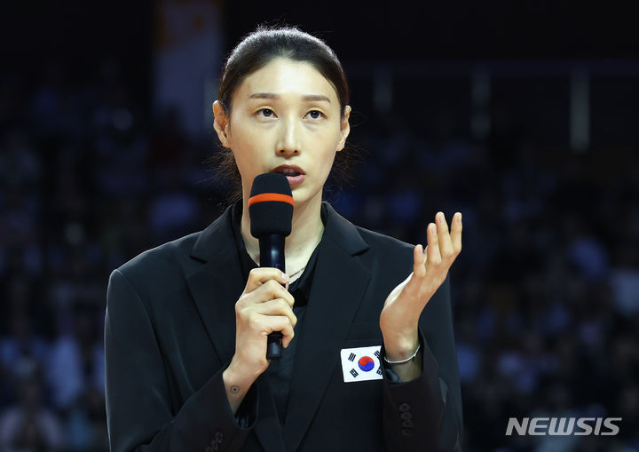 [서울=뉴시스] 황준선 기자 = 김연경이 8일 오후 서울 송파구 잠실실내경기장에서 열린 국가대표 은퇴식에서 은퇴 소감을 밝히고 있다. 2024.06.08. hwang@newsis.com