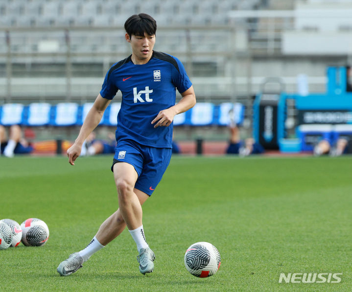 [고양=뉴시스] 고범준 기자 = 2026 국제축구연맹(FIFA) 북중미 월드컵 아시아 지역 2차 예선 조별리그 C조 6차전 중국과의 경기를 앞둔 축구대표팀 배준호가 8일 오후 경기 고양시 고양종합운동장에서 패스 훈련을 하며 몸을 풀고 있다. 2024.06.08. bjko@newsis.com